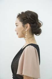 結婚式お呼ばれヘアにも 小顔に見える 後れ毛スタイリング マイナビウーマン 結婚式 お呼ばれ ヘア 前髪アップヘア ボブ ヘアアレンジ 結婚式