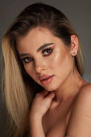 Red posing for the paparazzi 📸