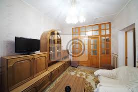 Wie wählen sie ein passendes sofa für ihr kleines wohnzimmer? Kleines Wohnzimmer Mit Einem Sofa Einem Schrank Und Einem Teppich Fototapete Fototapeten Innenraume Weitwinkel Schrank Myloview De