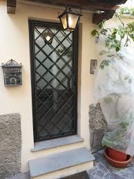 Dall'officina del fabbro, in via zandonai 36 a ferrara, troverete inferriate, ringhiere e cancelli e lavorazioni la masina franco a ferrara in v. Pin Su Porte Ferro Con Grate E Vetri