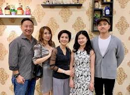 Namun usaha itu tidak membuahkan hasil. Tengah Jadi Sorotan Ini 5 Potret Keakraban Kaesang Keluarga Felicia Tissue Kumparan Com