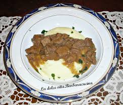 Il gulash è un piatto originario della turchia, che mise poi le sue radici nella cucina tradizionale ungherese molto antica. Gulash Con Pure Spezzatino Alla Paprika La Dolce Vita