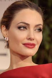 حددي عيونك بطريقة أنجلينا جولي Peinado Y Maquillaje Maquillaje Para Vestido Rojo Belleza Mujer