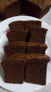 2 cawan gula, 2 cawan air panas, 5 sudu makan marjerin/butter, 6 biji telur saiz b, 1 sudu teh esen vanila, 1/2 tin susu pekat, 2 cawan tepung gandum, 1 sudu makan baking soda. Resipi Kek Span Coklat Terlajak Gebu Mudah Buat