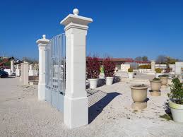 Chapeau De Pilier De Portail Ou Cloture Gamme Provence Avec Une Boule Lisse Chapeau De Pilier Pilier Portail Beton Prefabrique