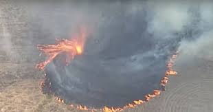 Les images, prises par un témoin qui circulait en voiture sur une route située à proximité, montrent un tourbillon. Une Tornade De Feu Filmee En Australie Monde 7sur7 Be
