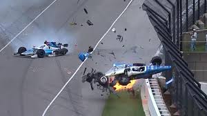 Les 500 miles d'indianapolis — aussi connu comme l'indianapolis 500 ou indy 500 — sont une compétition automobile américaine, qui se tient chaque année depuis 1911 sur l'indianapolis motor speedway à speedway. Automobile Crash Ahurissant Aux 500 Miles D Indianapolis Les Pilotes Indemnes