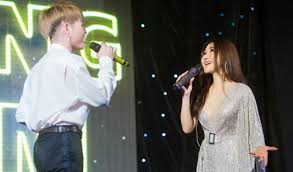 Hương tràm cười tít mắt khi được nhân viên thâu ngân nhận diện và hỏi thăm. HÆ°Æ¡ng Tram Toi NgÆ°ng Hat Vi Sá»£ Tinh Yeu Am Nháº¡c Bá»‹ Bao Mon Vnexpress Giáº£i Tri