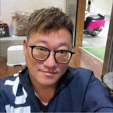 新生儿有头垢乳痂怎么办？千万不要硬抠🚫  新生儿头上结黄痂是婴儿期常见问题，很多婴儿在出生后，头皮上有一层像头皮屑一样，厚厚的、油乎乎的😣黄褐色、鳞屑或痂皮覆盖、壳渣样的片状物，这是“乳痂”，也有人称为“头垢”，不少婴儿都有这种结痂，尤其是1-3个月的小宝宝出现  ...