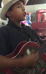 Christopher, el niño que paga sus estudios cantando en la zona 1