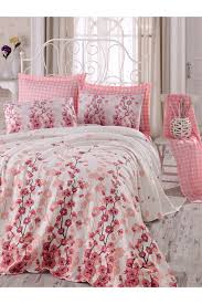 Pike takımı modellerinin içine battaniye konulabilmesi özelliği, üşütmekten korkanlara tedbirli davranma olanağı sağlar. Leew Baskili Pike Takimi Tek Kisilik Coretta A Pembe