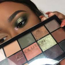 палетка теней Makeup Revolution Re Loaded Palette Velvet Rose Beautiful Look Created With Makeup Revolution Re Loaded Iconic Division Palette Beautiful Look Created With V 2020 G Makiyazh Teni Dlya Vek Idei Makiyazha Makiyazh Glaz