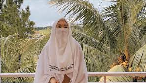 Larissa chou merasakan sekali hidup di keluarga dengan ras dan agama berbeda usai menikah dengan alvin. Jawab Pertanyaan Warganet Soal Keluarganya Larissa Chou Perbedaan Itu Indah Islampos