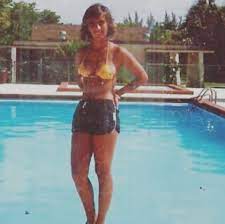 Consuelo es hija de los cantantes josé antonio dussauge 1 y consuelo calzada vidal, una de las intérpretes oficiales de agustín lara. Consuelo Duval Causa Furor Al Ritmo De Hawai