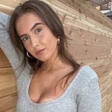 Briana Gomes's Instagram, Twitter & Facebook