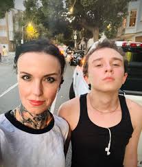 It's been an incredible year, full of love, travel, art, running…thanks to  all my people for making life worth living. I love you all so much. 🖤🖤🖤  @_derek13 @littl3jack18