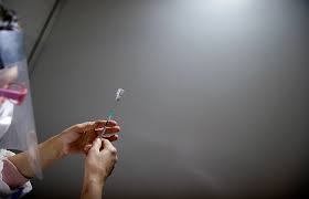 «ковивак» пока труднодоступен, но именно им желают привиться немалая часть тех, кто еще не вакцинировался. Covid Vakcina Centra Imeni Chumakova Vyshla V Grazhdanskij Oborot