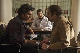 The shirt bordeaux, rafael 'rafa' caro quintero (tenoch huerta) in narcos: Narcos Mexico 881 Lope De Vega Tv Episode 2018 Imdb