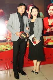 Trong gia đình, anh là thu nhập chính. Ä'áº¡o Diá»…n Diá»…n Vien Hoang Phuc Khoe Vá»£ Tráº» Tren Tháº£m Ä'á»