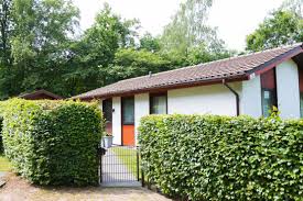 Dieser im jahre 1985 erbaute bungalow befindet sich auf einem 1.377 m² großen grundstück in schöner und naturbezogener wohnlage von uelsen und könnte schon bald ihr neues zuhause werden! Haus Zum Verkauf Fasanenweg 1 49843 Uelsen Getelo Mapio Net