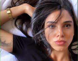 وهي ممثلة كما أنها عارضة أزياء من أصل مصري حيث في البداية عملت كعارضة أزياء نظراً لرشاقة جسمها وأناقتها ثم بعدها انتقلت للعمل كمذيعة في الراديو وبعدها دخلت إلى عالم الفن من خلال تقديم دور مميز في نسلسل حلاوة الدنيا ثم بعدها قامت. Ø¨Ø¨Ø·Ù† Ù…ÙƒØ´ÙˆÙ Ø³Ù„Ù…Ù‰ Ø£Ø¨Ùˆ Ø¶ÙŠÙ ØªØ®Ø·Ù Ø§Ù„Ø£Ù†Ø¸Ø§Ø± ÙÙŠ Ø¯Ø¨ÙŠ Ù…Ø¹ Ø¨Ø¯Ø§ÙŠØ© 2021 Ø§Ù„Ù…Ù†Ù€Ù€Ù€Ù€Ù€Ù€Ù€Ù€Ù€Ù€Ø§Ø±Ø©