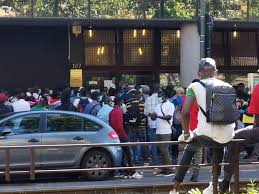Consolato generale usa di milano. Milano Caos Davanti Al Consolato Del Senegal Assembramenti E Zero Controlli