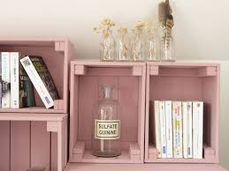 Ikea hacks pour la chambre table basse ou meuble tv, les caisses en bois se prêtent facilement à tous les projets. Une Bibliotheque Fabriquee Avec Des Caisses En Bois Joli Place