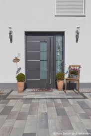 Schone Idee Den Eingangsbereich Mit Haustur Vom Hof Und Parkplatz Zu Trennen Schone Idee Den Eingangsbereich Mit Haust Moderne Eingangstur Haus Fassade Haus