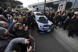 É uno dei comici più amati del cinema italiano. Pino Daniele Doppio Funerale Il Liturgista Ma Il Rito Delle Esequie E Uno Solo Famiglia Cristiana