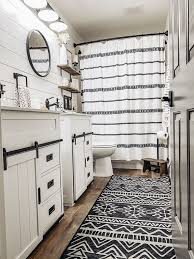 Farmhouse Bathroom In 2020 Modern Farmhouse Bathroom Farmhouse Bathroom Farmhouse Bathroom Decor