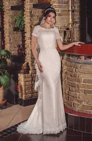 I nostri modelli esclusivi sono inimitabili e offrono tutto ciò che potete sognare per uno dei giorni più importanti della vostra vita. Abito Da Sposa Matura Il Vostro Abito Da Sposa Consigli Utili Per Scegliere Tra La Manica Corta E Quella Lunga Guidasposi It Dalla Grande Mela Arrivano Le Collezioni Piu Affascinanti