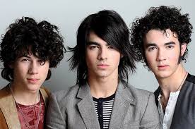 I see forever when i look in your eyes you're all i ever wanted, i always want you to be mine let's make a promise 'till the end of time we'll always be together, and our love will never die. Terjemahan Lirik Lagu When You Look Me In The Eyes Jonas Brothers Naviri Magazine