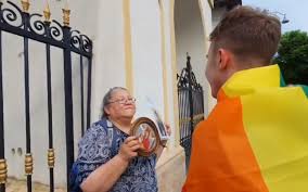 Fiecare gest dintre bărbat și femeie este pătruns de lumina spiritului. Dialogul Dintre Un TanÄr Si O VarstnicÄ La Marsul DiversitÄÅ£ii Mie Imi Plac BÄrbaÅ£ii N Ai Cum O Femeie E Mult Mai FrumoasÄ Ca Un BÄrbat Video