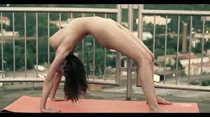Practicar yoga desnudo cultiva la libertad en su mente mediante la eliminación de las ansiedades que muchos pueden tener sobre nuestro cuerpo. Yoga Al Desnudo En La Terraza Muchoporno Xxx