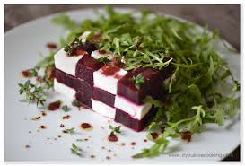 Daca lasati sfecla mai mare (rasa pe razatoarea cu gauri mari), aveti o delicioasa salata, care poate acompania o friptura la gratar (fara sos sa fie). Salata De Sfecla Rosie Cu Branza De Capra If You Love Cooking
