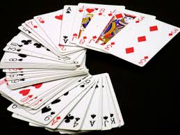 Aquí están nuestros 7 juegos favoritos para jugar con cartas cuando la familia o amigos se reúnen: Pin En Tarot