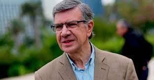 Lavín se ha transformado en una importante figura pública tras participar activamente de los programas matinales de la televisión. Joaquin Lavin Chilevision