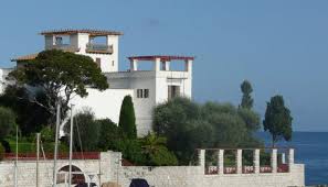 Riguardo alle visite guidate non so rispondere xchè noi abbiamo usato le audio guide e il posto. Villa Kerylos Founterior