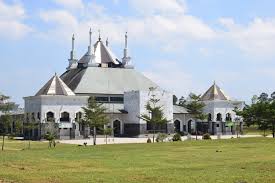 Rumah adat lampung ternyata mempunyai sebuah nama lain yang unik yakni nuwow sesat seperti yang telah dijelaskan diatas. Masjid Bintang Mas Perpaduan Arsitektur Dua Kultur Alif Id