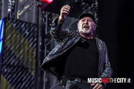Trovi le date dei concerti di vasco rossi in italia e nelle nazioni vicine. Vasco Non Stop Live Festival 2020 Sospesi I Concerti Il Tour Si Svolgera A Giugno 2021 Musicandthecity Magazine