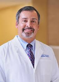 La diferencia entre fiebre prolongada y recurrente, es que la primera es  casi que a diario por entre 10 y 14 días. La segunda aplica para procesos  infecciosos, por ejemplo se da