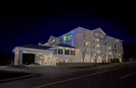 Mountain majesty surrounds you at the comfort inn & suites® at dollywood lane, conveniently located just off the parkway in pigeon forge. Holiday Inn Express And Suites Pigeon Forge Sevierville An Ihg Hotel Sevierville Tennessee Us Reservations Com