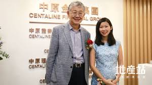 从革命青年到地产巨商 ——施永青的60年 本刊记者 卫毅 发自香港 年少时施永青和父亲走在香港的路上，不只一次看到放在. æ–½æ°¸é'