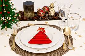 Una semplice idea per decorare la tua tavola per natale, prendi due tovaglioli e piegali in questo modo, ti basteranno pochi minuti per dare un tocco di originalità! 3 Modi Di Piegare I Tovaglioli A Forma Di Albero Di Natale