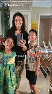 Share 0 tweet 0 share 0 0 komentar. Pentingnya Batik Bagi Dian Sastrowardoyo Kumparan Com