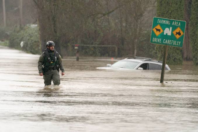 Más de 20 estados de EEUU bajo tormentas que provocan inundaciones, incendios forestales y retrasos en vuelos - Infobae