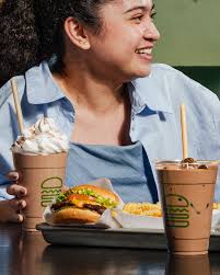 Make your season brighter with Shake Shack delights! 🥪🥤 Bites, sips, and  holiday happiness, all waiting for you at Central Square. @ssilifeph  #SSILife #CentralSquarePH