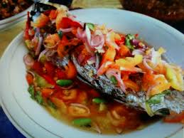 Terbukti setiap kali saya pulang dari belanja dan membawa ikan tongkol, mereka selalu menghampiri dan seolah memberi kode. Resep Ikan Bakar Dabu Dabu Loexie