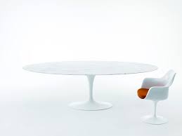 In his pedestal collection, which includes a dining, coffee and side table, saarinen realized his ideal of formal unity: Saarinen Dining Table Studio Italia