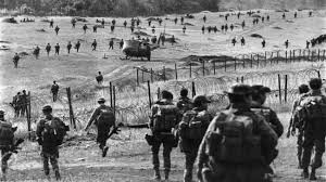So wird erreicht, dass napalm als zähflüssige, klebrige masse am ziel haftet und eine starke… … Fotografie Die Ganze Wahrheit Uber Die Beruhmte Vietnam Ikone Welt